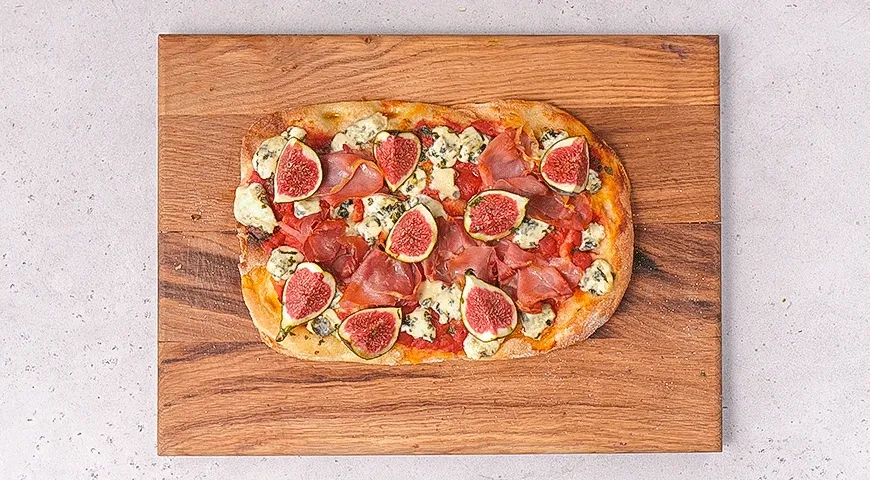 Пицца с инжиром, сыром и ветчиной: шаг 3