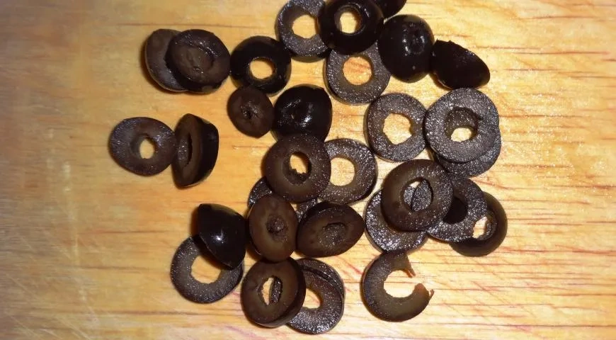 Пицца с оливками и беконом: шаг 3