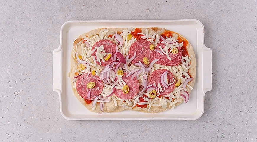 Пицца с салями и моцареллой: шаг 3