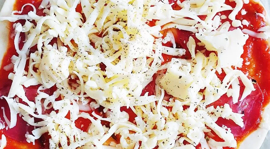 Пицца с сыром на тонком тесте: шаг 3