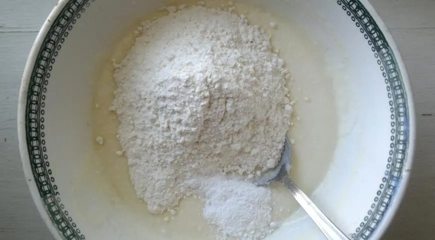 Пирог из творожного теста со сливами и ореховой карамелью: шаг 3