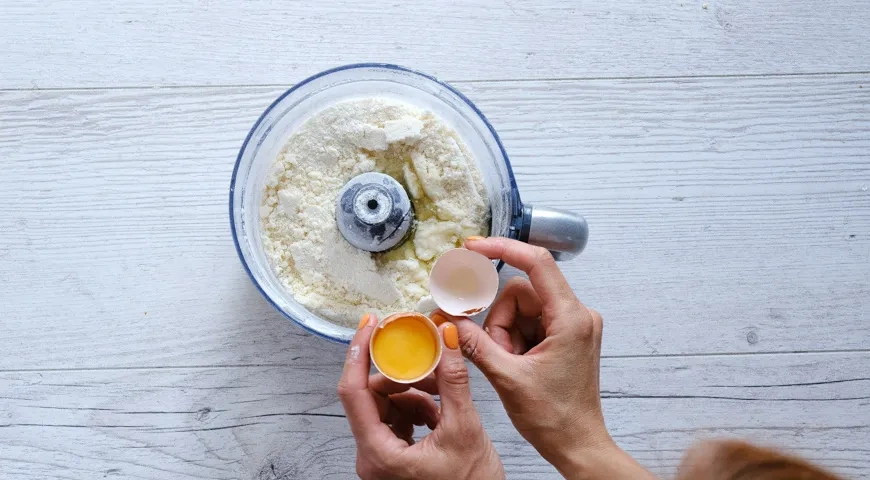 Пирог с творогом и смородиной: шаг 3