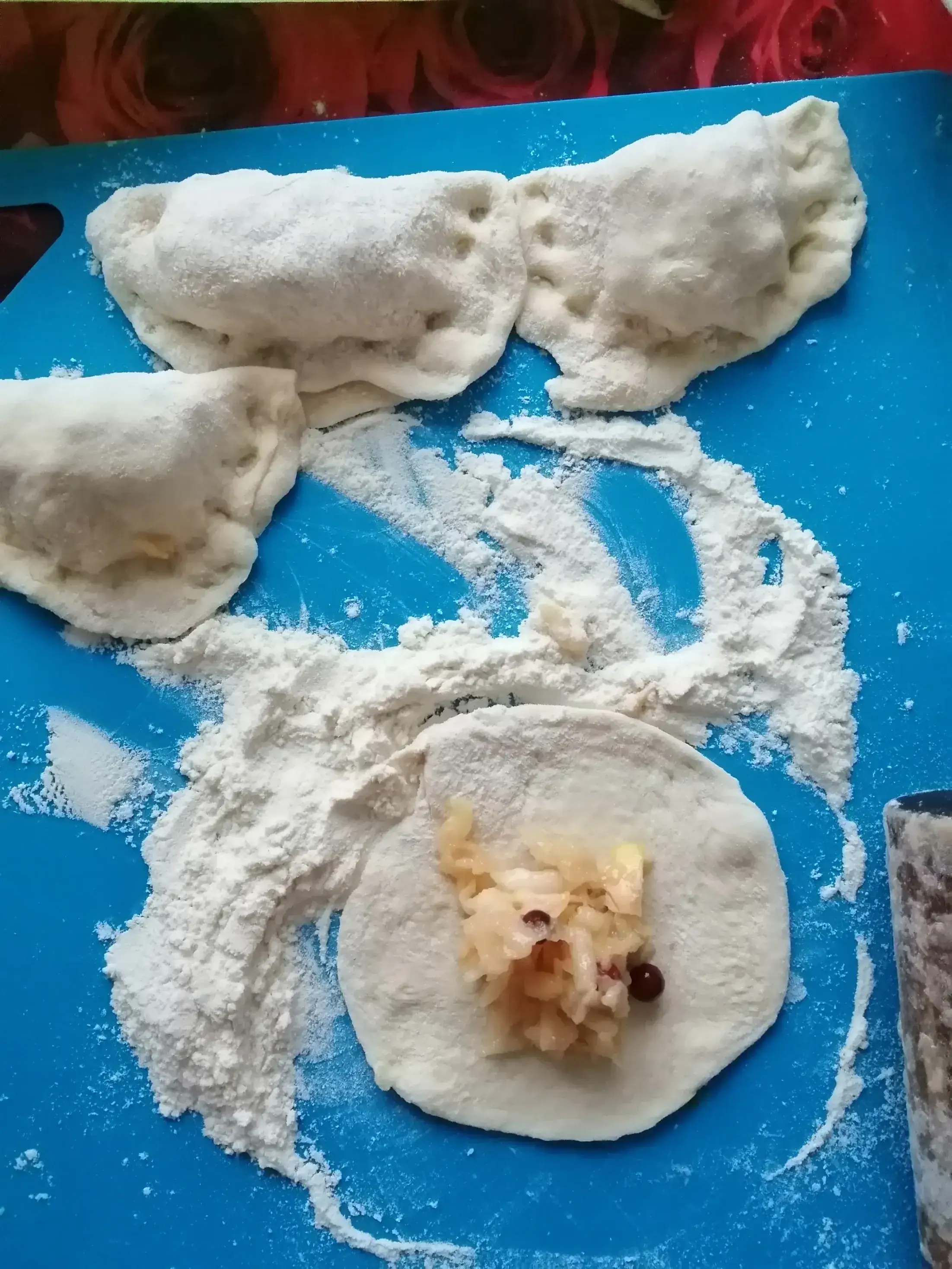 Пироги яблочно-брусничные: шаг 3