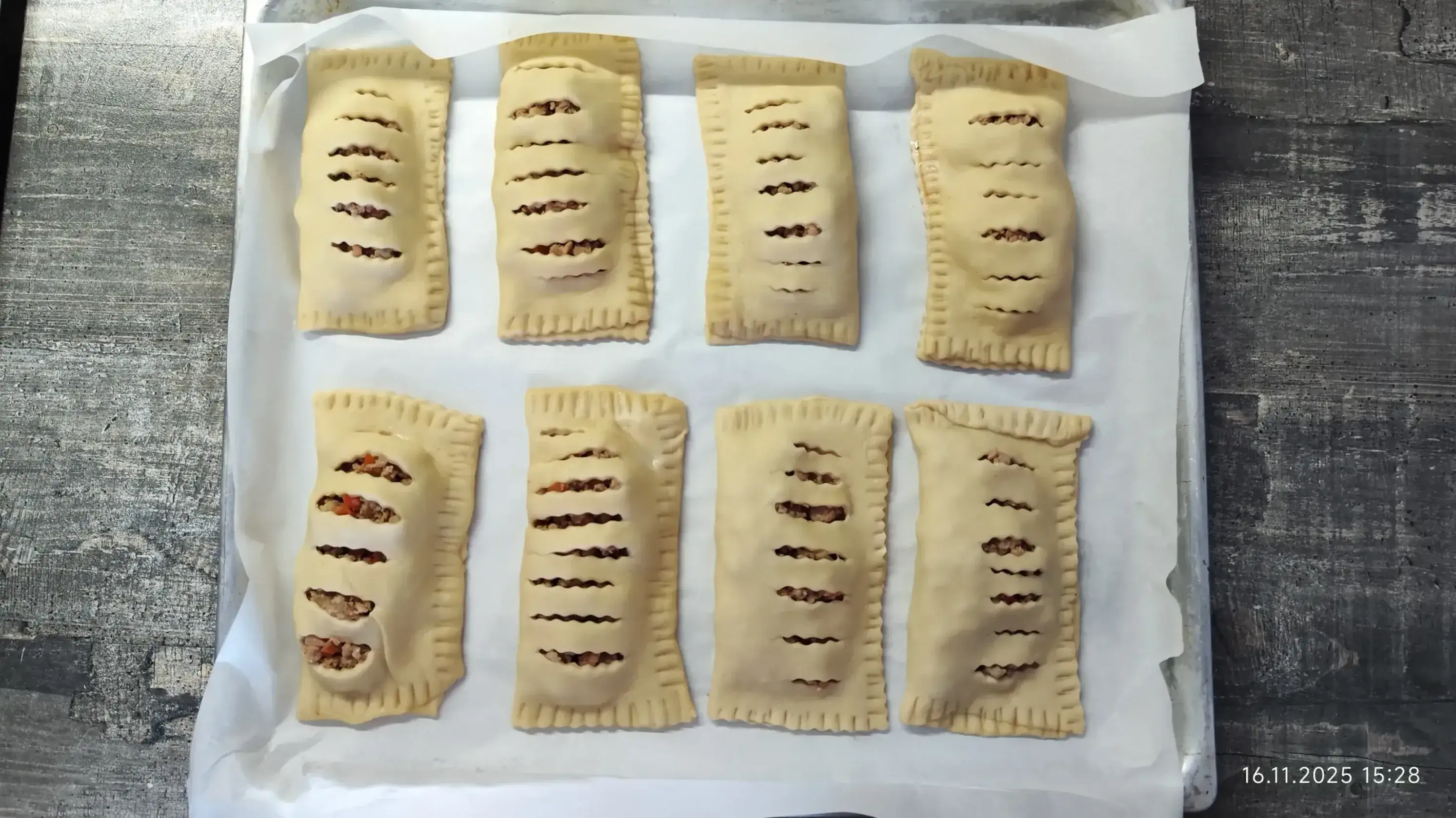 Пирожки с мясом из слоёного теста: шаг 3