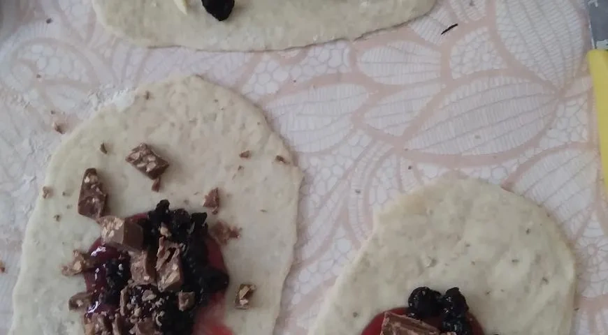 Пирожки с вишней, шоколадом и вишнёвым джемом Махеевъ к 14 февраля: шаг 3