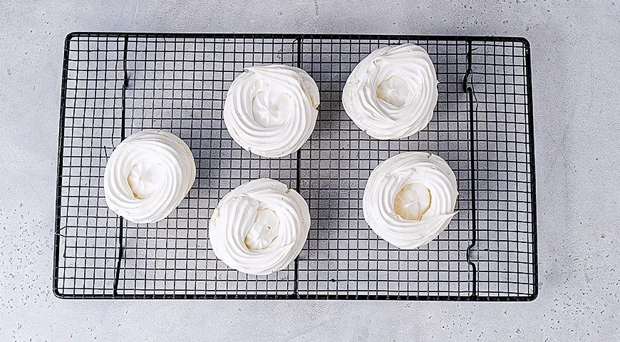 Пирожные мини-Павлова с сырным кремом: шаг 3