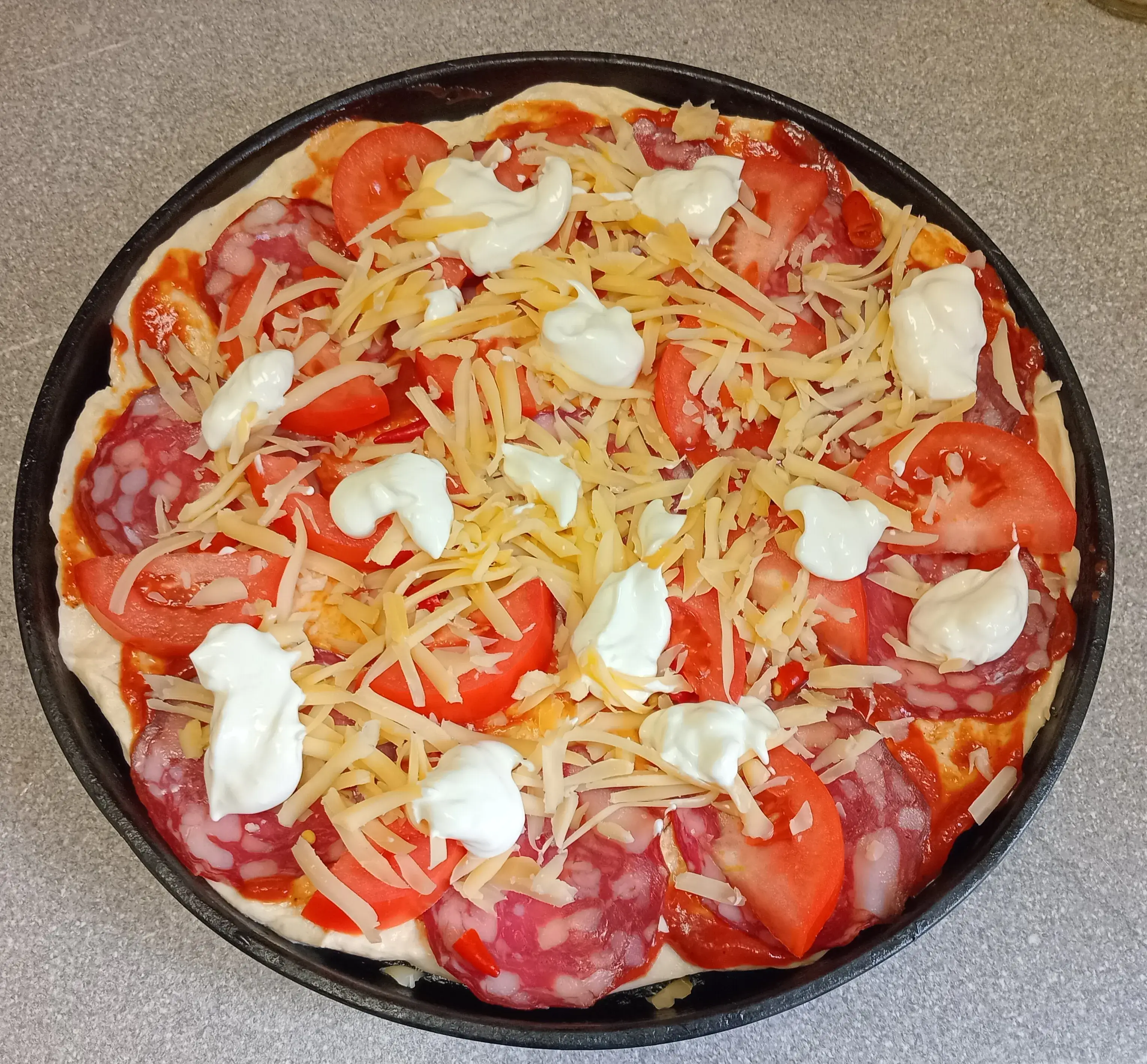 Шаг 3: Пицца с копчёной колбасой, помидором и сыром