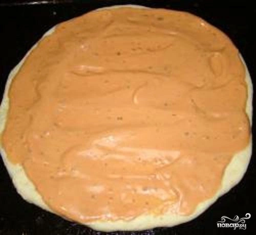 Шаг 3: Пицца с помидорами колбасой и сыром