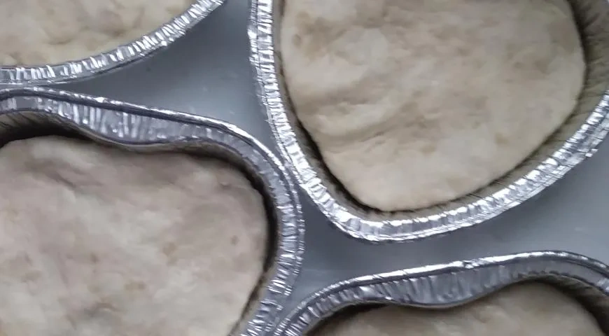 Плюшки "сердечные" с сыром и джемом Махеевъ к 14 февраля: шаг 3