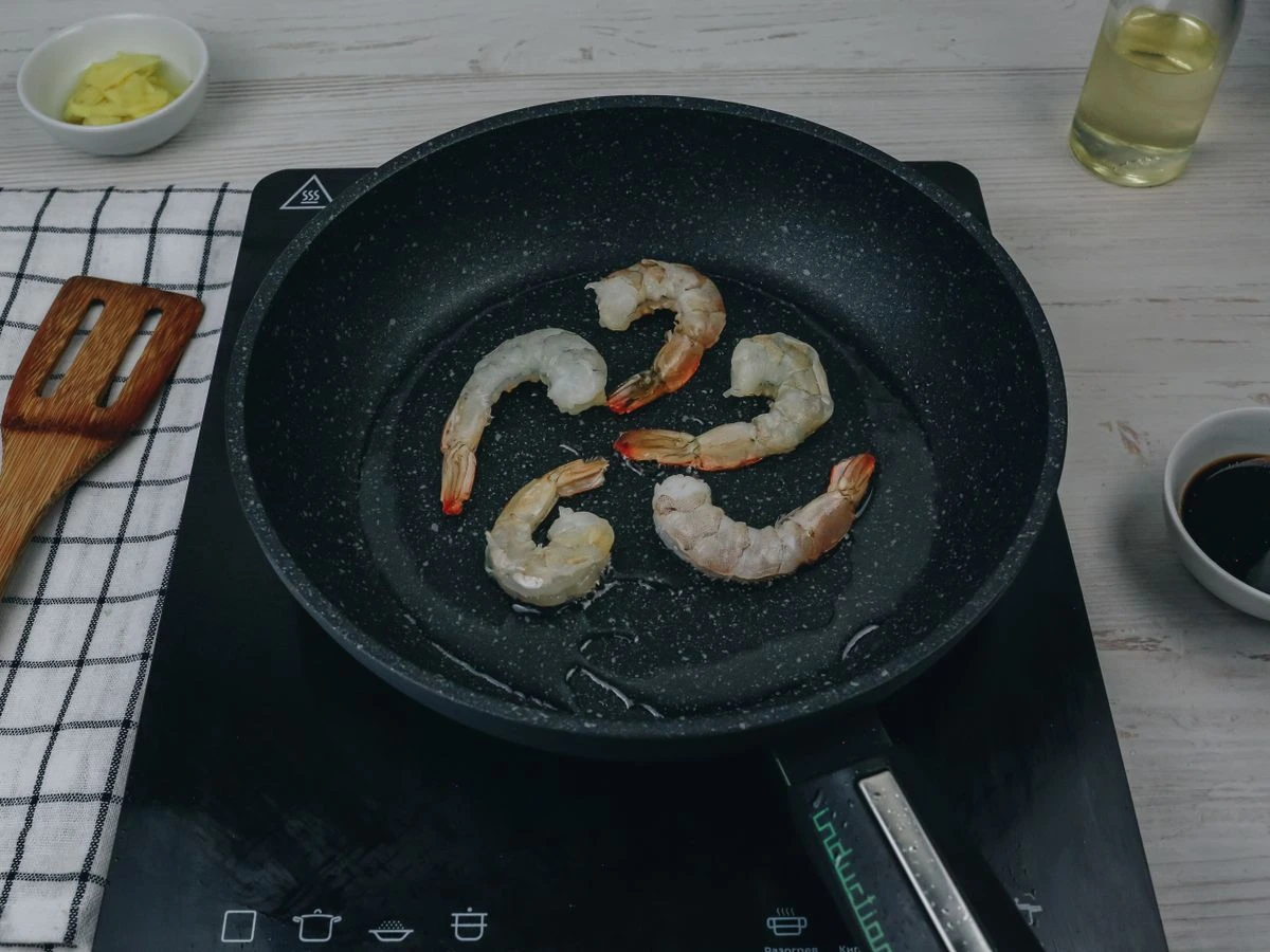 Шаг 3: Поке с креветками в соусе свит чили