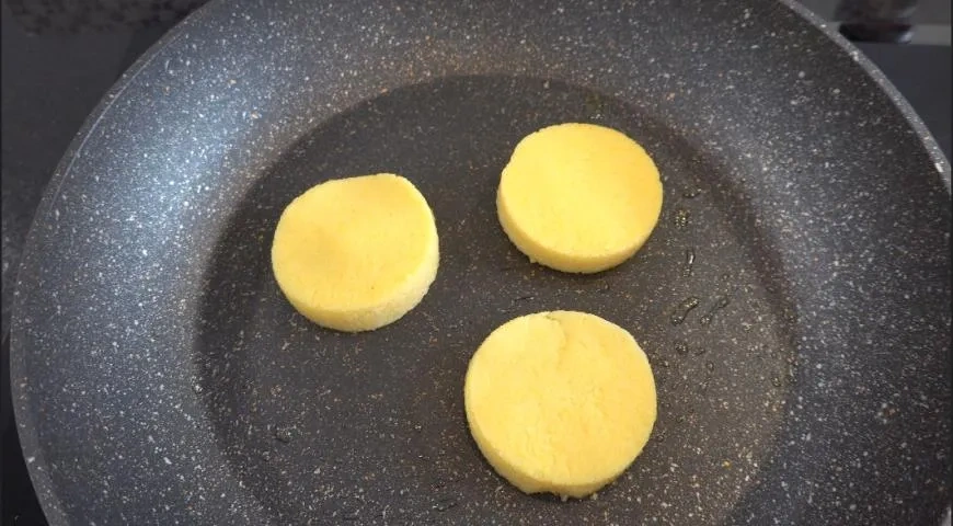 Полента с сыром, томатами, и базиликом: шаг 3