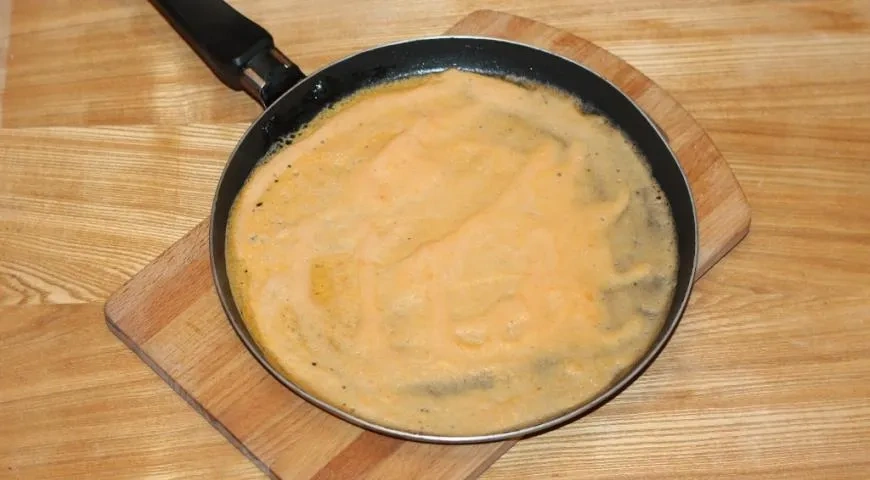 Полосатый омлет с начинкой: шаг 3