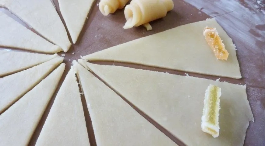 Постные рогалики с мармеладом: шаг 3