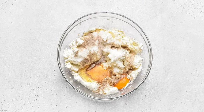 Пышные сырники на сковороде: шаг 3