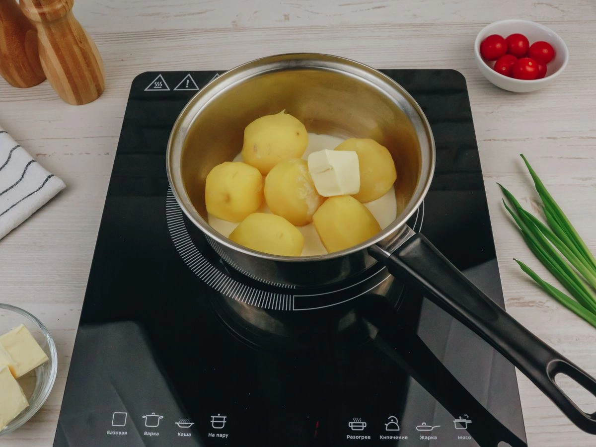 Шаг 3: Пюре с куриными котлетами и квашенной капустой