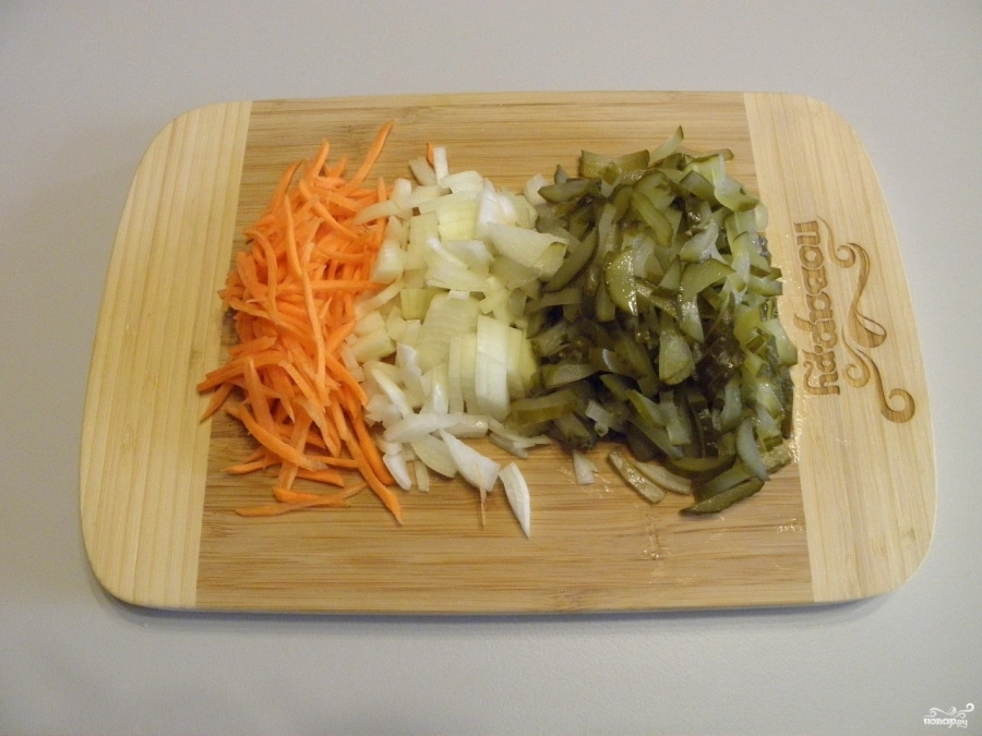 Шаг 3: Рассольник с перловкой и солеными огурцами