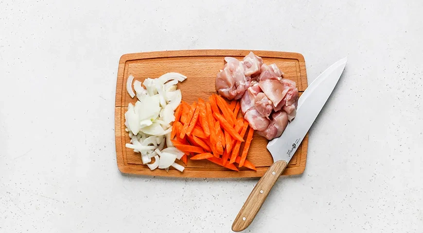 Рассыпчатый плов с курицей на сковороде: шаг 3