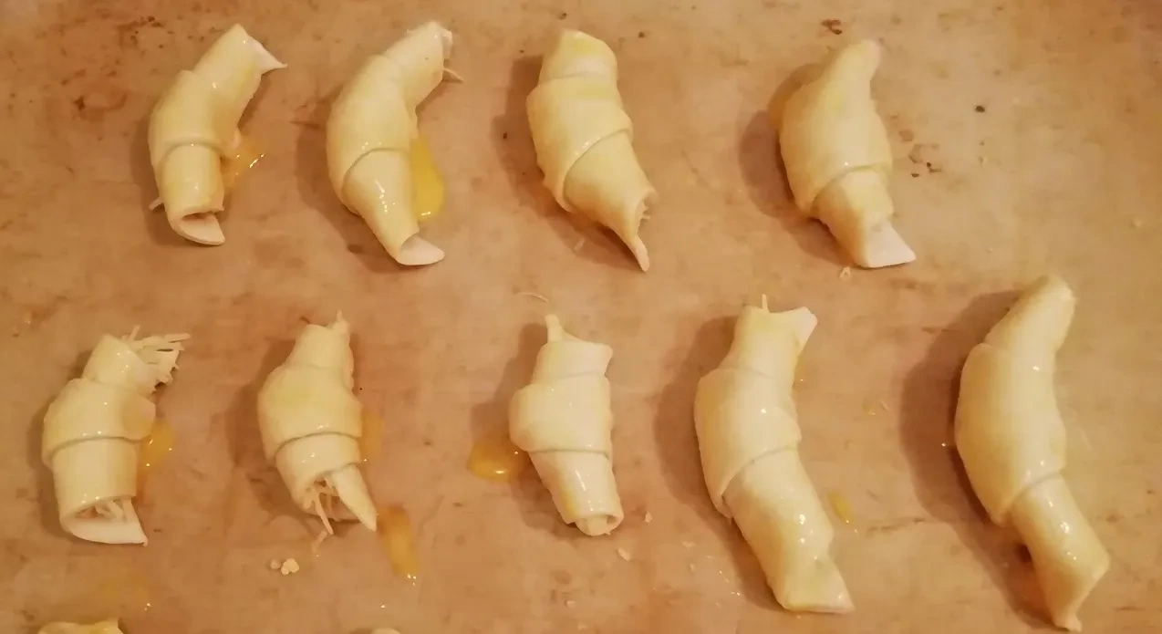 Рогалики из слоёного теста: шаг 3