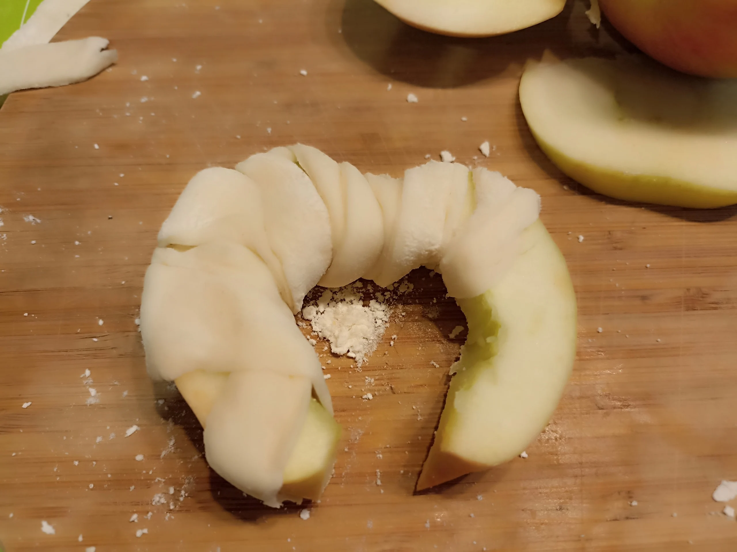 Шаг 3: Рогалики-подковки с яблоком из слоеного теста