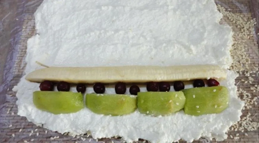 Роллы из творога с фруктами: шаг 3