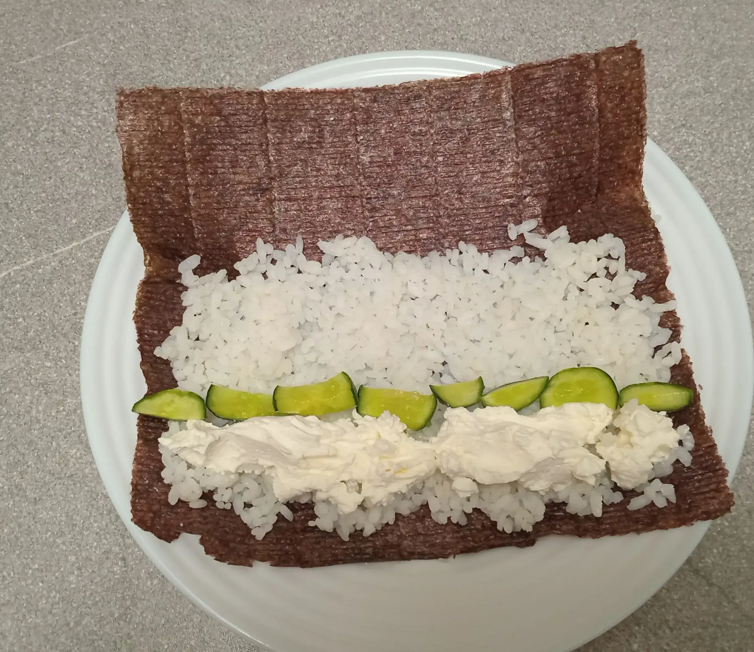 Роллы с лососем и огурцом: шаг 3