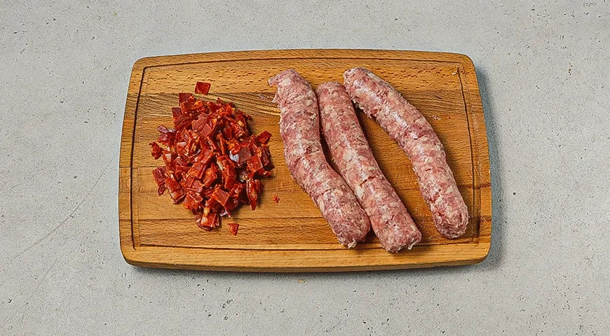 Рулет из индейки с колбасками: шаг 3