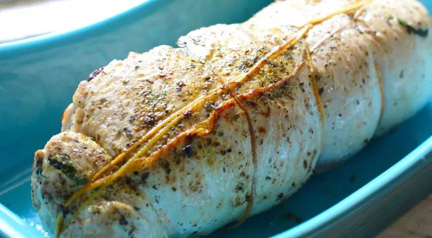 Рулет из индейки с красной смородиной: шаг 3