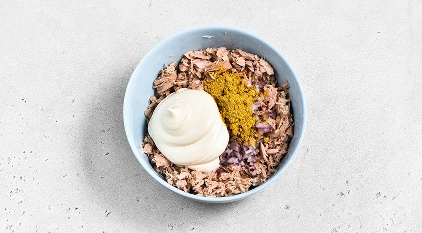 Рулет из лаваша с тунцом и яйцом: шаг 3