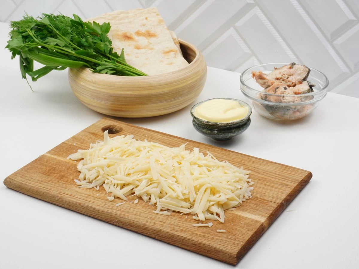 Шаг 3: Рулет с консервированной сайрой