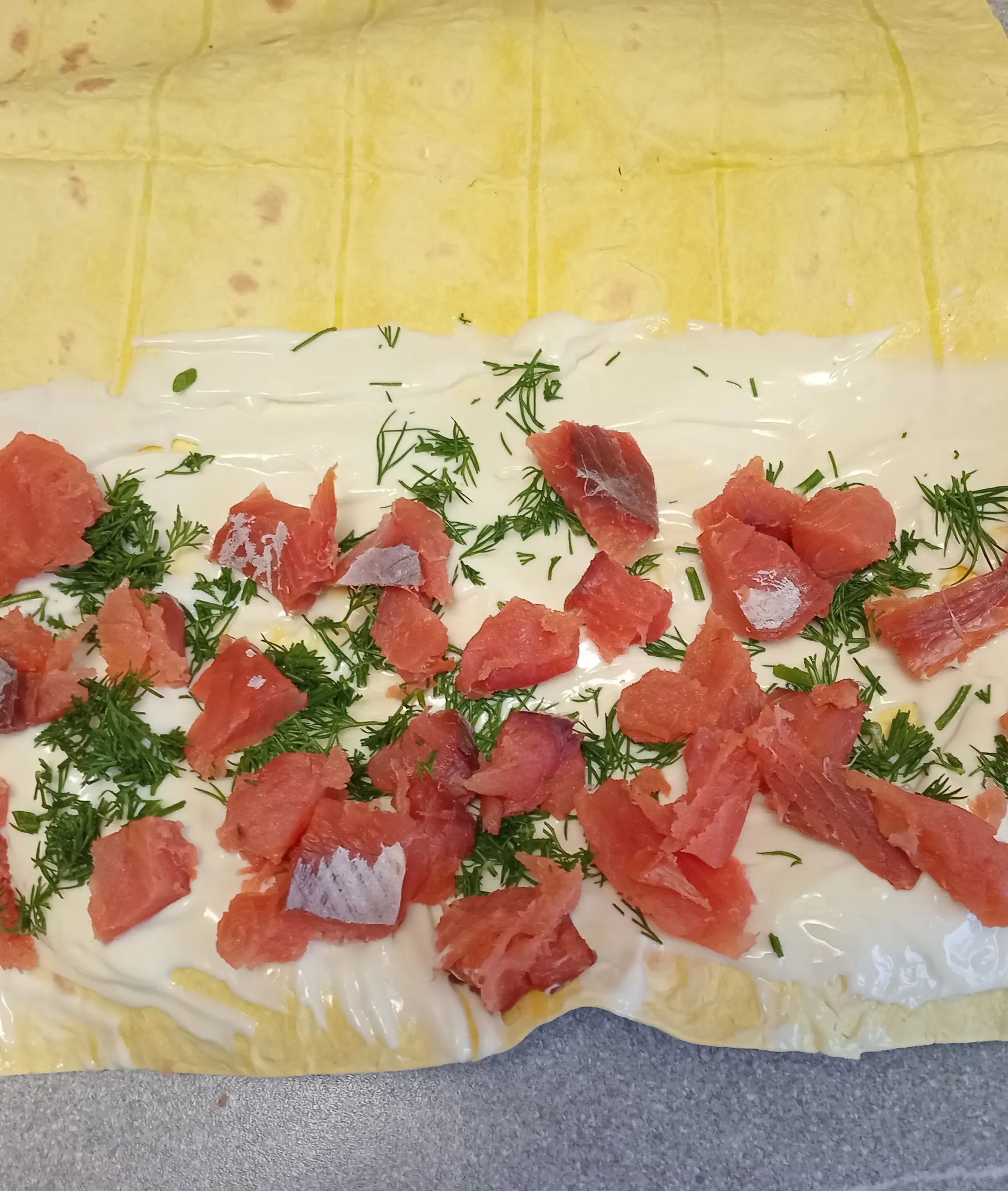 Рулет со сливочным сыром и лососем: шаг 3