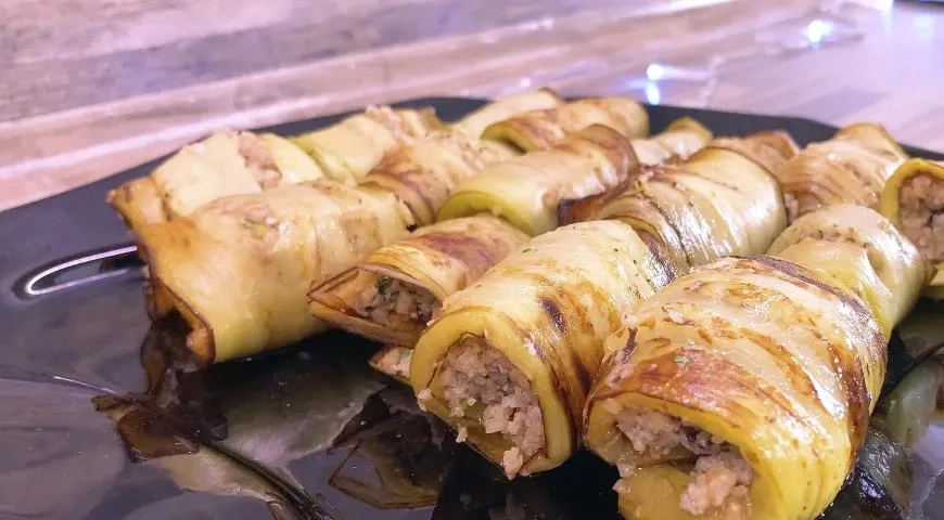 Рулетики из баклажанов с орехами и чесноком: шаг 3