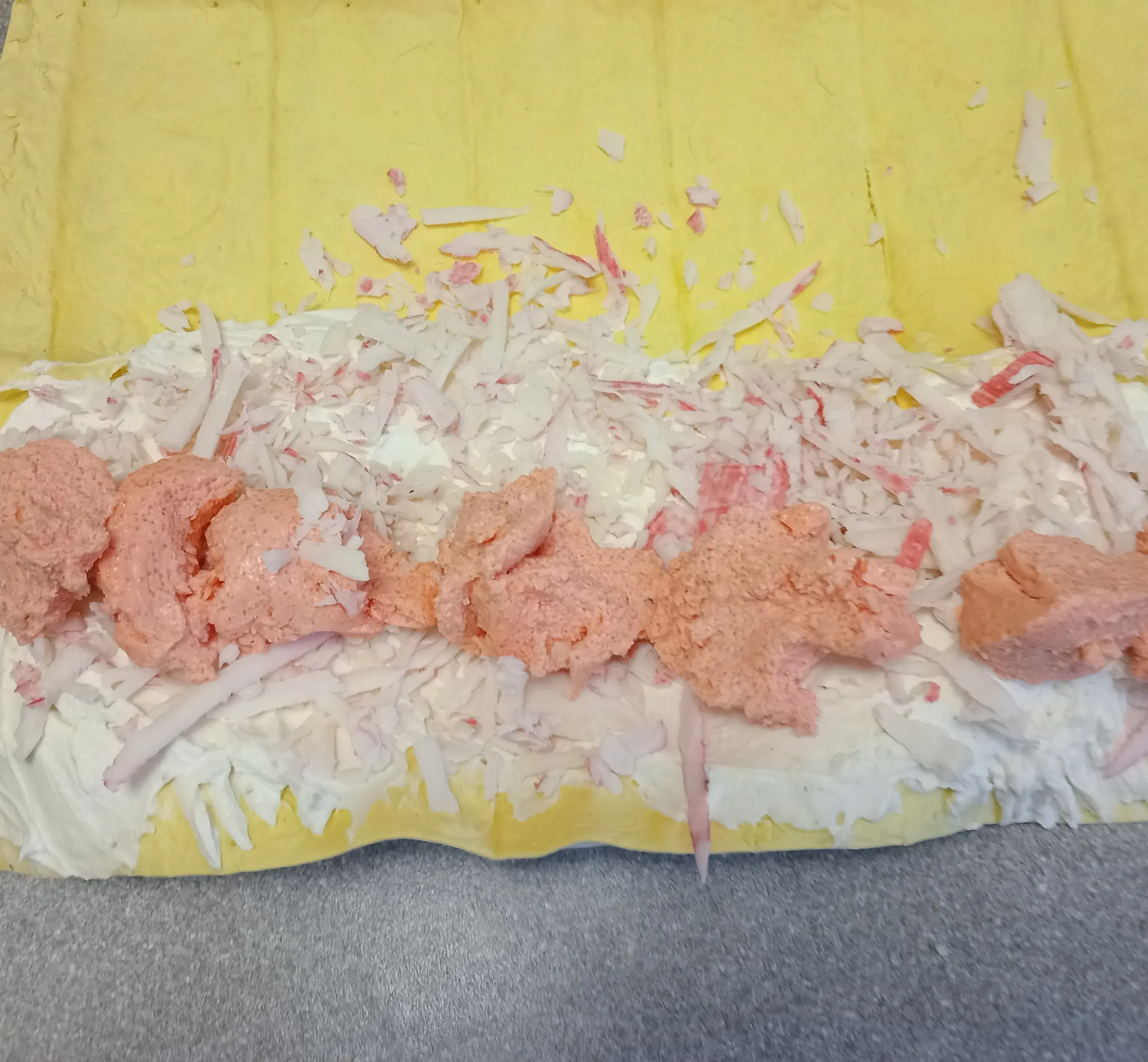 Рулетики из лаваша с крабовыми палочками: шаг 3