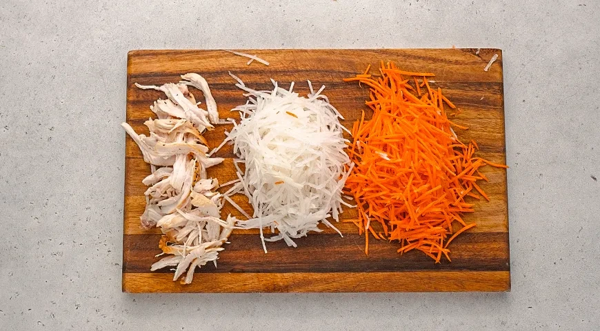 Рулетики из пекинской капусты с начинкой: шаг 3