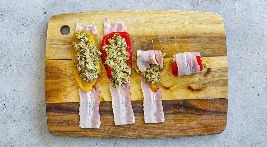 Рулетики из перца с орехами, запеченные в беконе: шаг 3