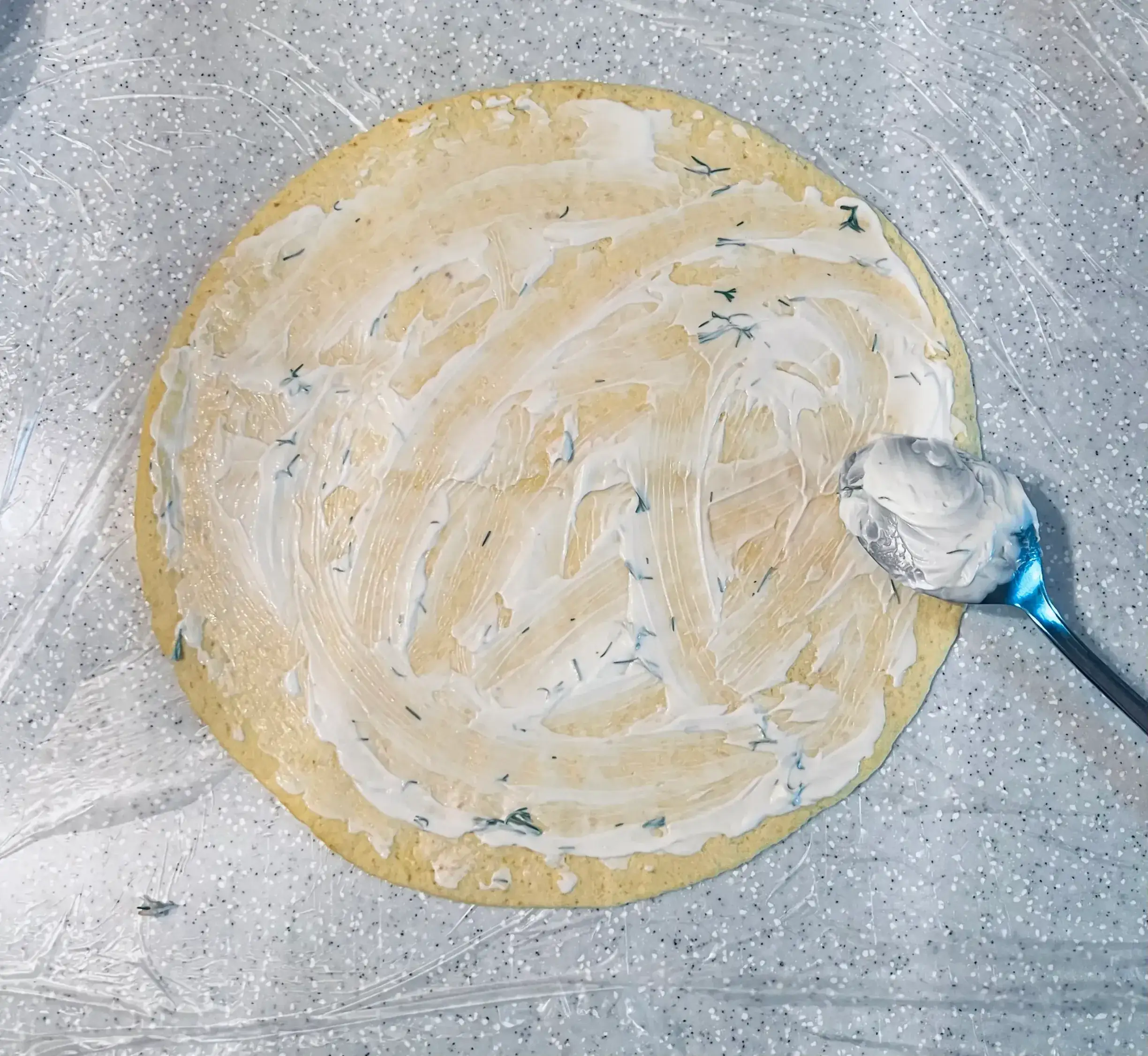 Рулетики с сырно-крабовой начинкой: шаг 3