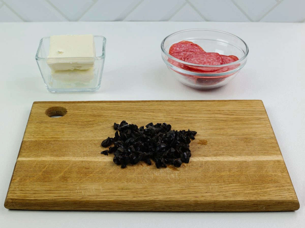 Шаг 3: Рулетики с сыром и маслинами