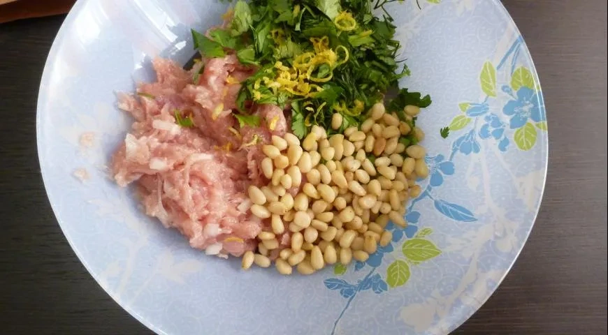 Рулеты-драники с курицей и кедровыми орешками: шаг 3