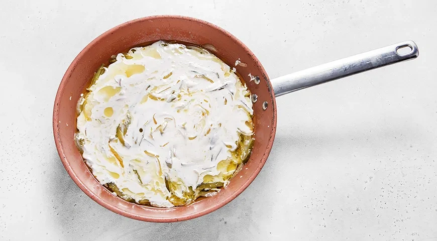 Рыба в сметанном соусе с солеными огурцами: шаг 3