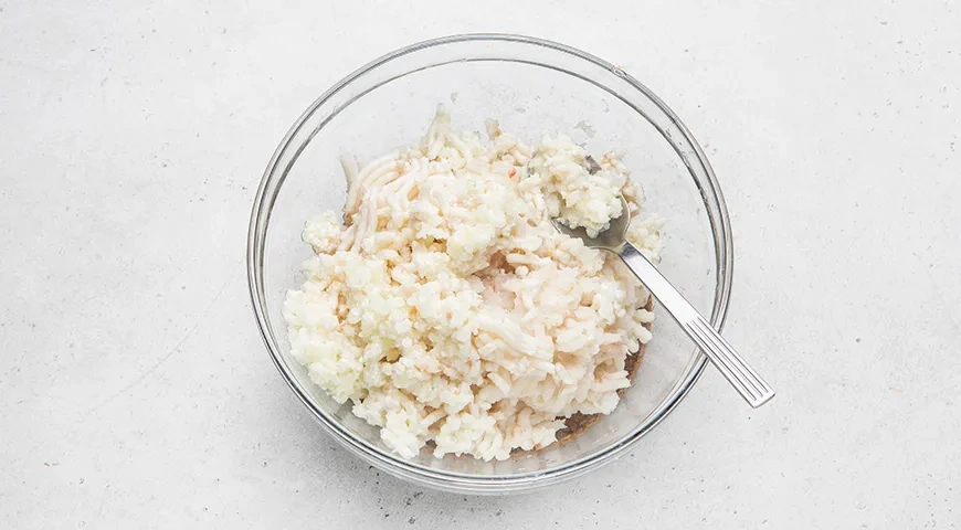 Рыбные котлеты с салом и манкой по-домашнему: шаг 3