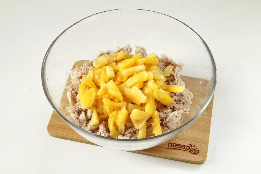 Шаг 3: Салат ананас с курицей и сыром