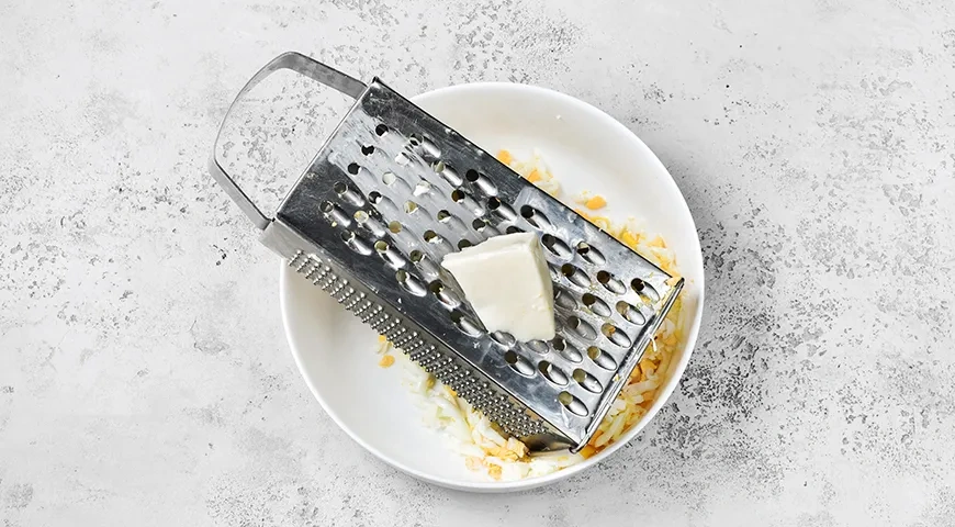 Салат «Белочка» из плавленого сырка: шаг 3