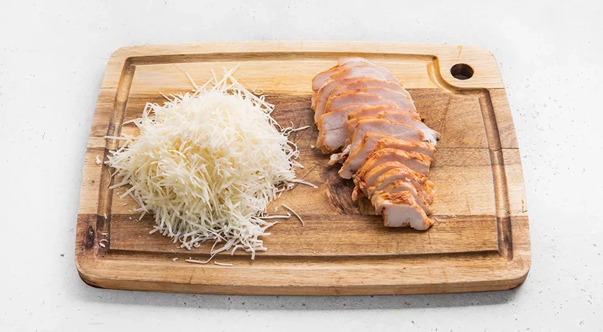 Салат Цезарь с копченой курицей: шаг 3