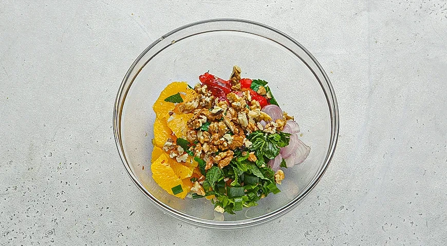 Салат из апельсинов с грецкими орехами и печеным перцем: шаг 3