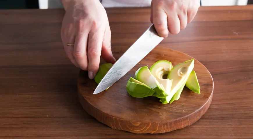 Салат из авакадо с шампиньонами и перепелиными яйцами: шаг 3