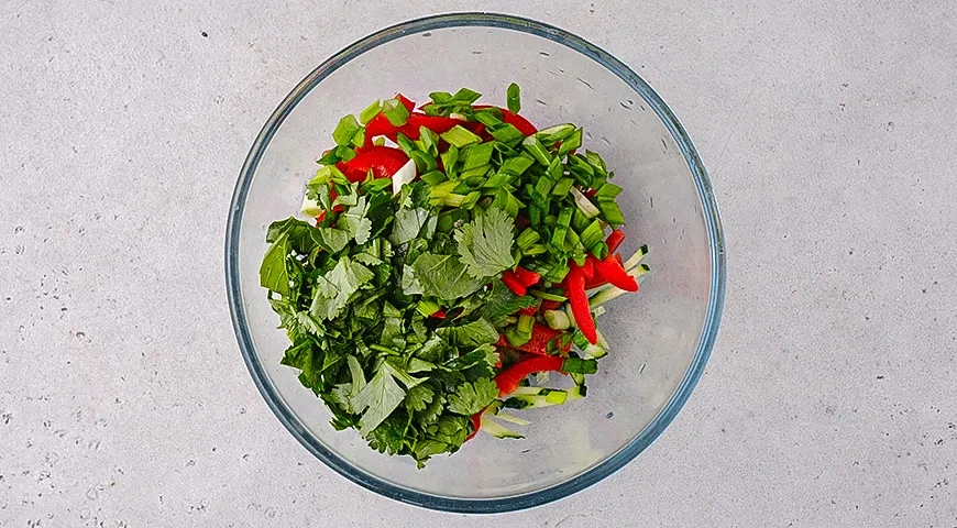 Салат из фунчозы с перцем и огурцом в кунжутной заправке: шаг 3
