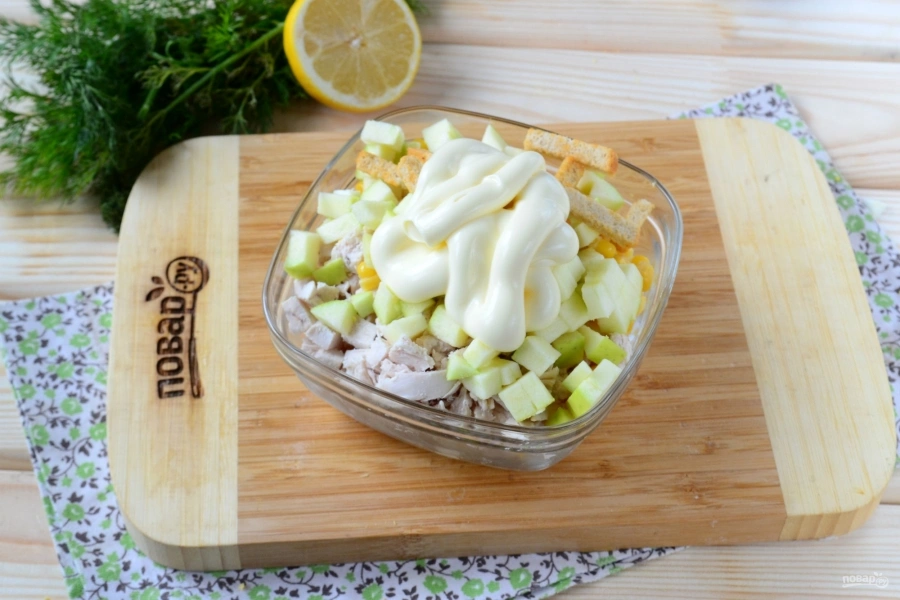 Шаг 3: Салат из кукурузы и куриной грудки