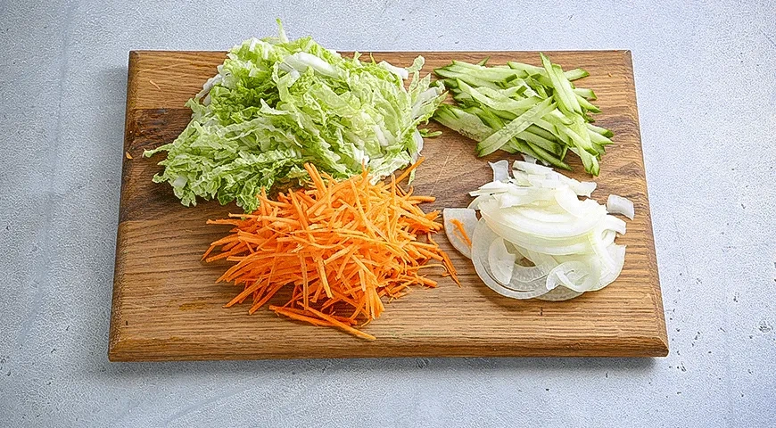 Салат из мидий с фунчозой: шаг 3