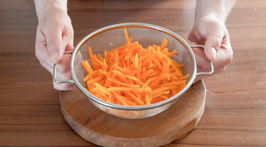 Салат из морской капусты с кальмарами: шаг 3