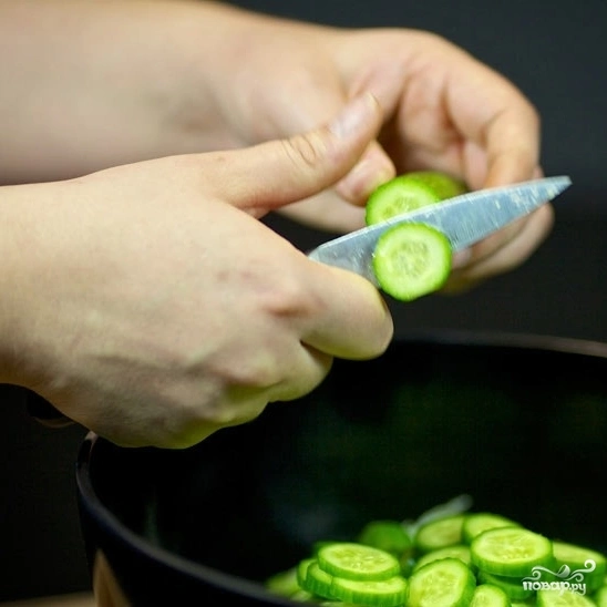 Шаг 3: Салат из огурцов и помидор о в