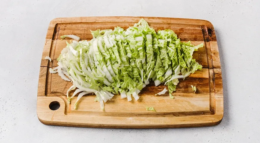 Салат из пекинской капусты с кукурузой, яйцом и огурцом: шаг 3